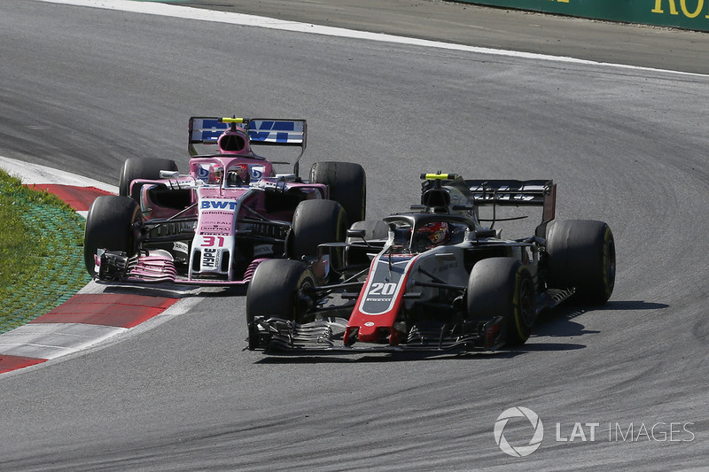 Esteban Ocon, Force India VJM11 and Kevin Magnussen, Haas F1 Team VF-18 battle