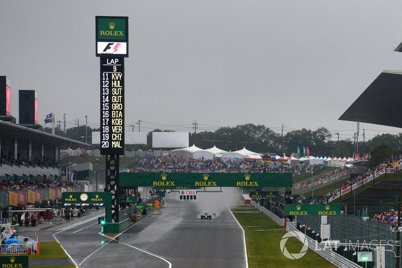 Nico Rosberg, Mercedes AMG F1 W05 devant Lewis Hamilton, Mercedes AMG F1 W05 au départ