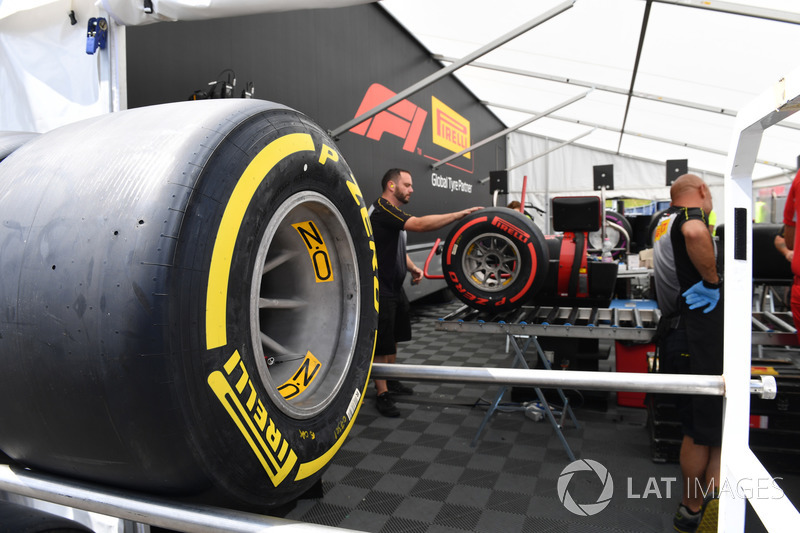 Area di preparazione delle gomme Pirelli
