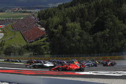 Lewis Hamilton, Mercedes-AMG F1 W09 et Kimi Raikkonen, Ferrari SF71H en lutte au départ de la course