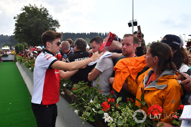 Charles Leclerc, Sauber signe des autographes pour les fans