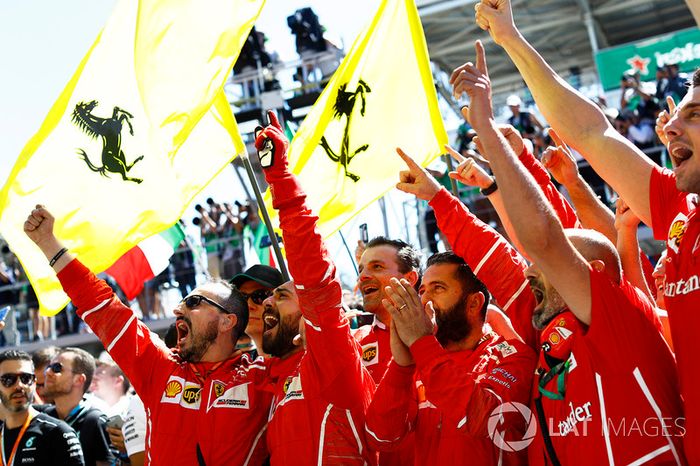 Equipo Ferrari celebra en el podio