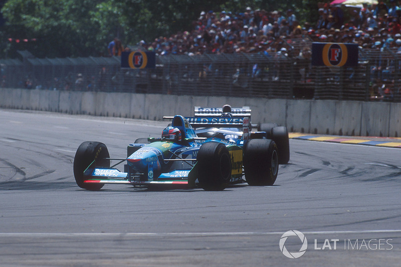 Старт: Міхаель Шумахер (Benetton B194 Ford) лідирує попереду Деймона Хілла (Williams FW16B Renault) і Найджела Менселла (Williams FW16B Renault)