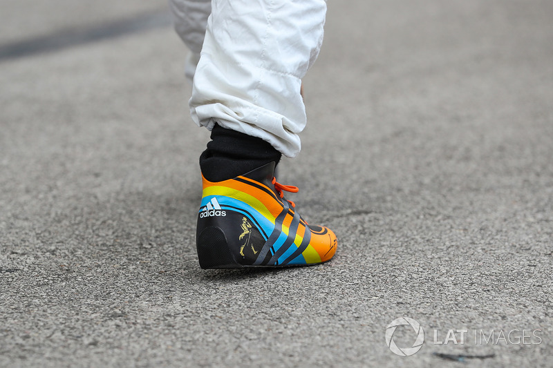Corak helm Fernando Alonso, McLaren di sepatu balap