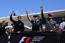 Nico Hulkenberg, Renault Sport F1 Team, Max Verstappen, Red Bull Racing et Stoffel Vandoorne, McLaren lors de la parade des pilotes
