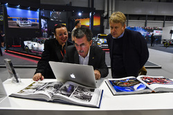 Rainer Schlegelmilch rencontre Steven Tee sur le stand LAT