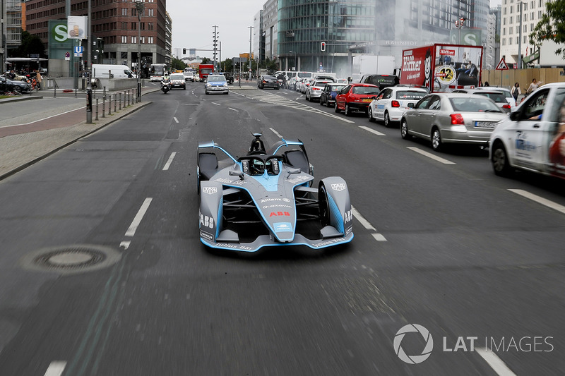 Kampiun Formula 1, Nico Rosberg, melibas jalanan Berlin dengan mobil baru Formula E