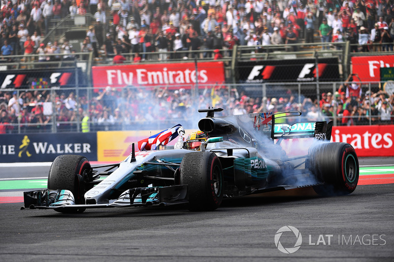 1. Lewis Hamilton, Mercedes (233 poin)