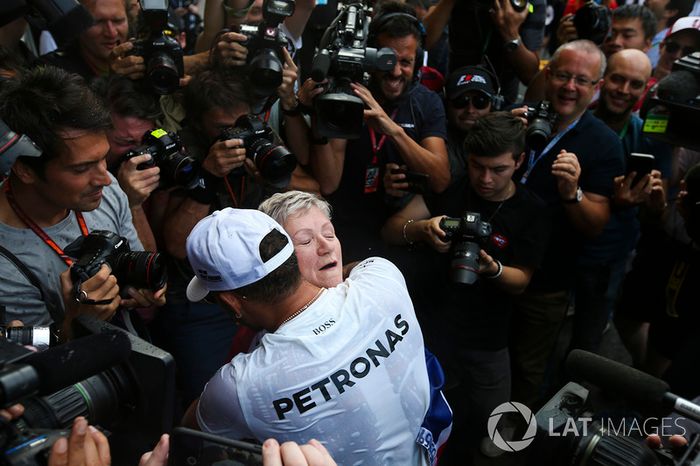 Campeón del mundo 2017 Lewis Hamilton, Mercedes AMG F1 con su madre Carmen Lockhart