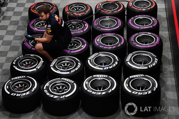 Mecánico de Red Bull Racing y llantas Pirelli