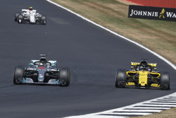 Lewis Hamilton, Mercedes-AMG F1 W09, Carlos Sainz Jr., Renault Sport F1 Team R.S. 18