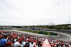 Lewis Hamilton, Mercedes AMG F1 W09, voor Daniel Ricciardo, Red Bull Racing RB14, en Kimi Raikkonen, Ferrari SF71H