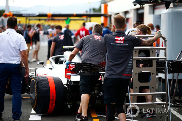 Miembros de Haas y el VF-18 en el pitlane