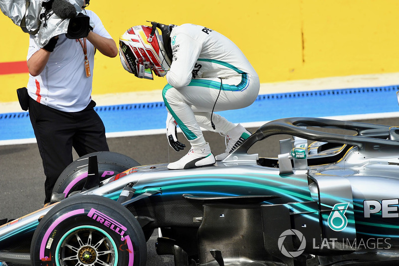 Il poleman Lewis Hamilton, Mercedes-AMG F1 W09 festeggia nel parco chiuso