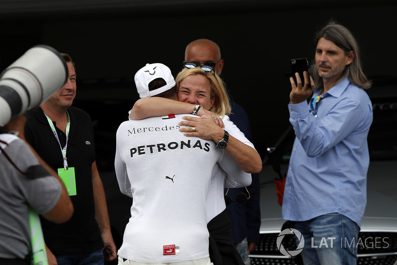 Il poleman Lewis Hamilton, Mercedes-AMG F1 festeggia nel parco chiuso