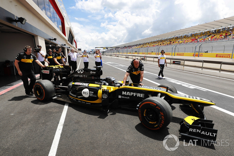 Aseel Al-Hamad, se prepara para conducir el F1 E20 de Renault de 2012 en el Renault Passion Parade