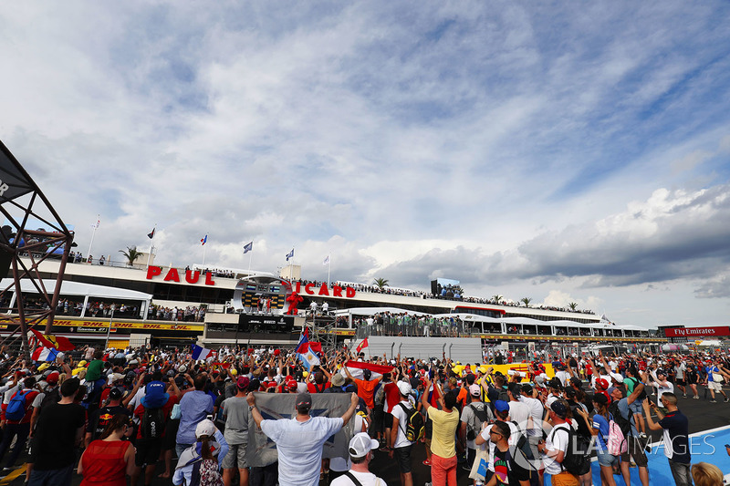 Max Verstappen, Red Bull Racing, 2nd position, Ron Meadows, Sporting Director, Mercedes AMG, Lewis Hamilton, Mercedes AMG F1, 1st position, and Kimi Raikkonen, Ferrari, 3rd position, on the podium