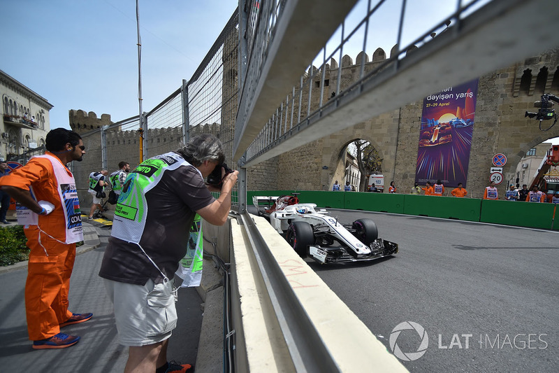 Marcus Ericsson, Sauber C37 and photographer