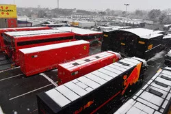 Des camions dans le paddock sous la neige