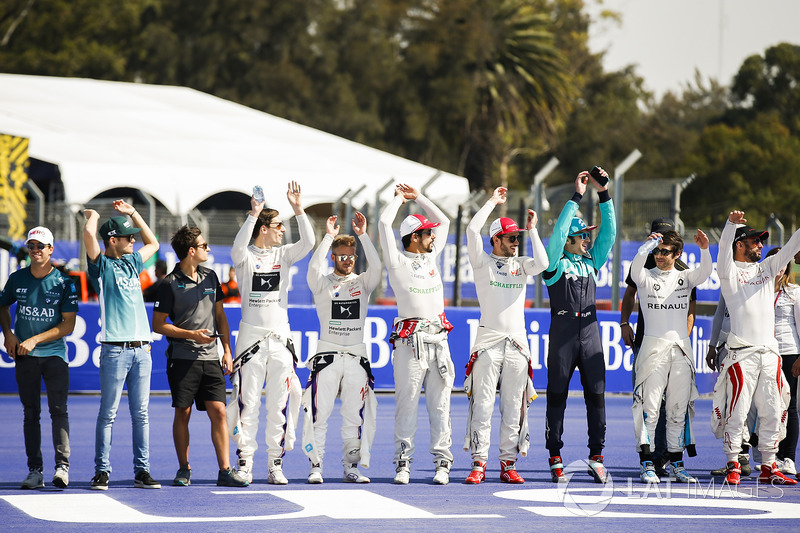 Drivers start a mexican wave in the stadium