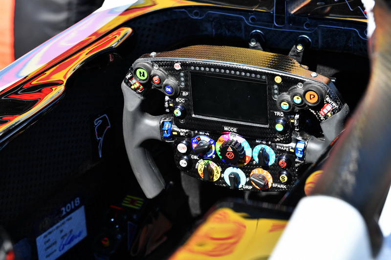 Haas F1 Team VF-18, kormány