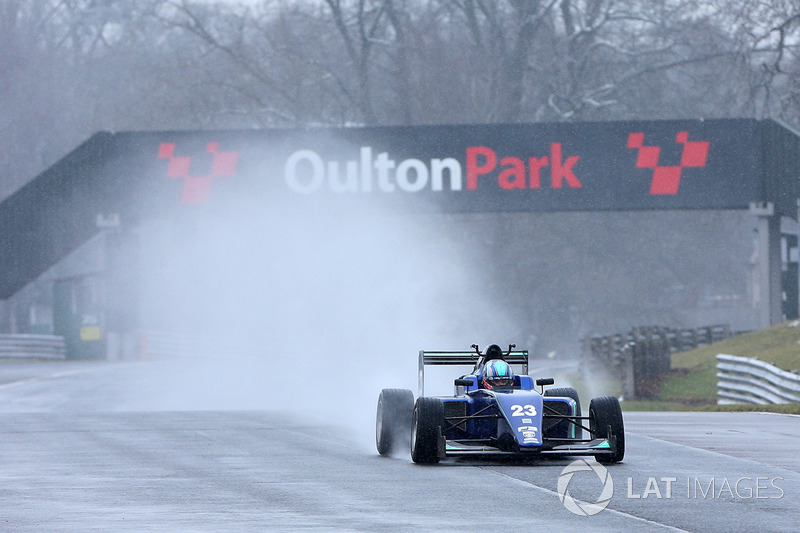 Billy Monger maakt zijn comeback door met Carlin een MVS Formule 3-bolide te testen