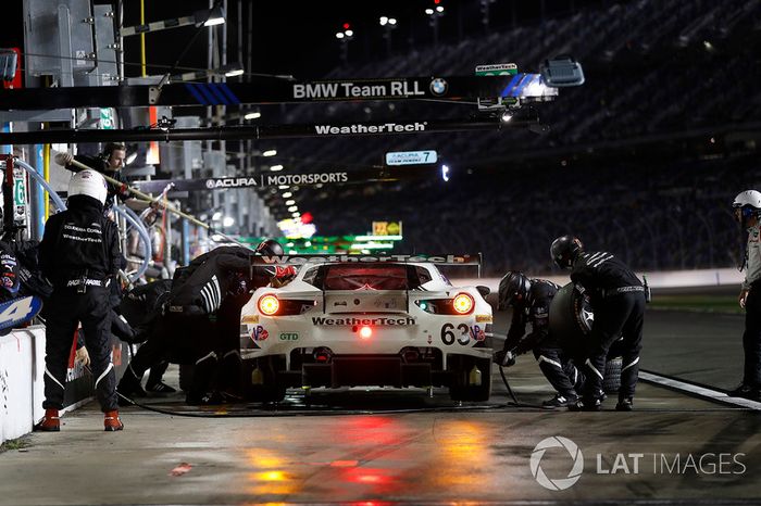 #63 Scuderia Corsa Ferrari 488 GT3, GTD: Cooper MacNeil, Alessandro Balzan, Gunnar Jeannette, Jeff Segal, pit stop