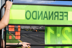 Pit board per Fernando Alonso, McLaren MCL33