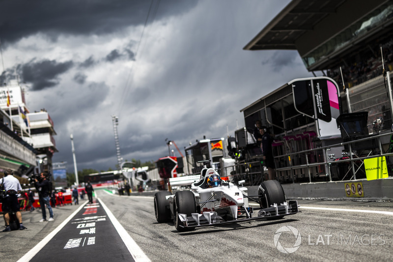 Aktor Rupert Grint, menumpang F1 Experiences bersama Patrick Friesacher, pengemudi mobil berkursi ganda