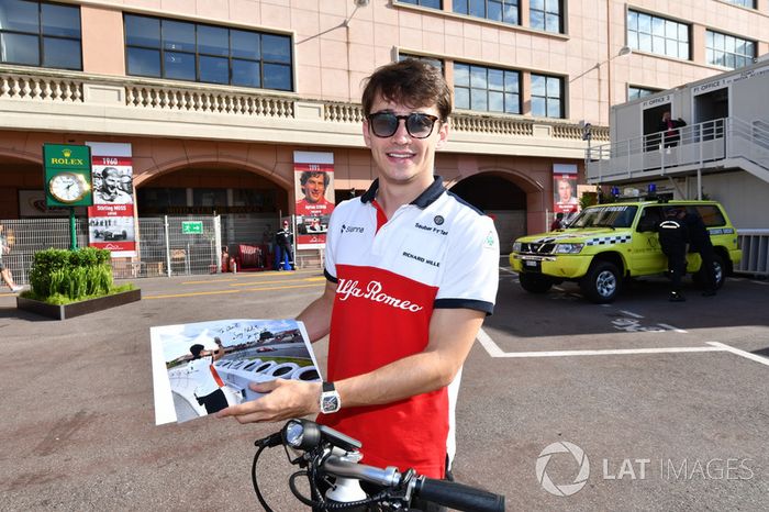 Charles Leclerc, Sauber con una foto firmada por Sebastian Vettel, Ferrari de los test de F1