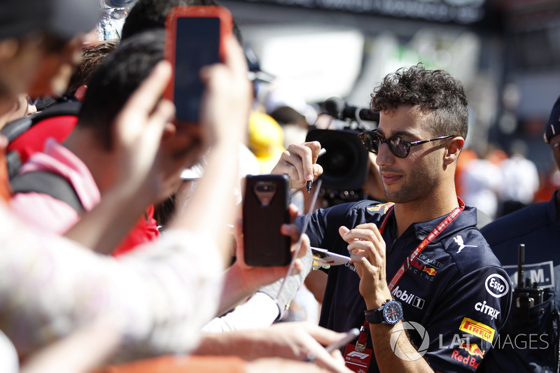 Daniel Ricciardo, Red Bull Racing signs autographs for the fans