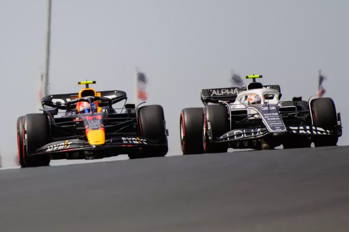 Sergio Pérez, Red Bull Racing RB18, Yuki Tsunoda, AlphaTauri AT03