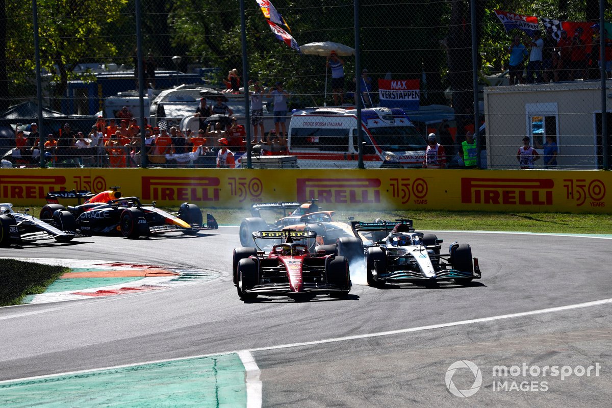 Charles Leclerc, Ferrari F1-75 in a fight with George Russell, Mercedes W13 in the first variant after the start