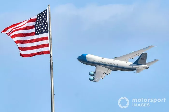 Air Force One, con el Presidente Donald Trump, sale de Daytona.