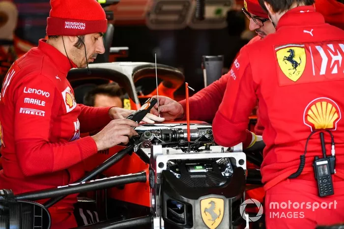 Mecánicos de Ferrari trabajando en el garaje