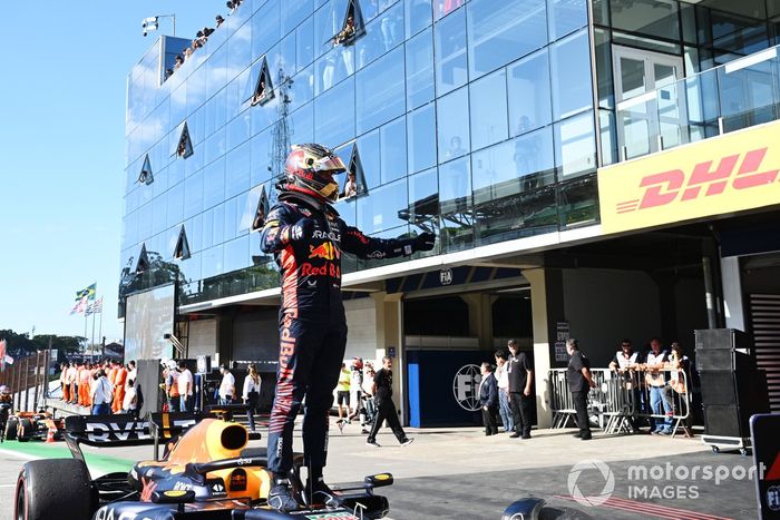 Max Verstappen, Red Bull Racing, 1ª posición, celebra su llegada al Parc Ferme