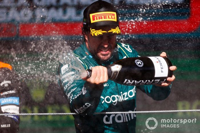 Fernando Alonso, Aston Martin F1 Team, 3ª posición, rocía Champán en el podio 