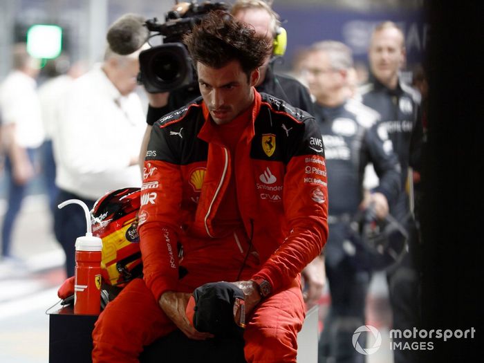 El hombre de la pole Carlos Sainz, Scuderia Ferrari, en Parc Ferme tras la clasificación