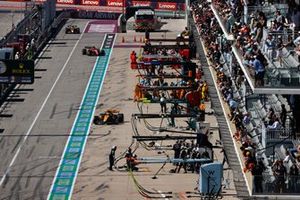 Lando Norris, McLaren MCL60 en el pit lane tras una parada en boxes