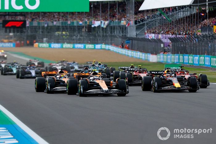 Arrancada Lando Norris, McLaren MCL60, Max Verstappen, Red Bull Racing RB19, Oscar Piastri, McLaren MCL60, Charles Leclerc, Ferrari SF-23, George Russell, Mercedes F1 W14, Carlos Sainz, Ferrari SF-23, el resto de la parrilla en la salida.