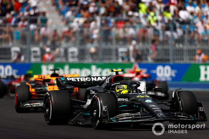 Lewis Hamilton, Mercedes F1 W14, Oscar Piastri, McLaren MCL60