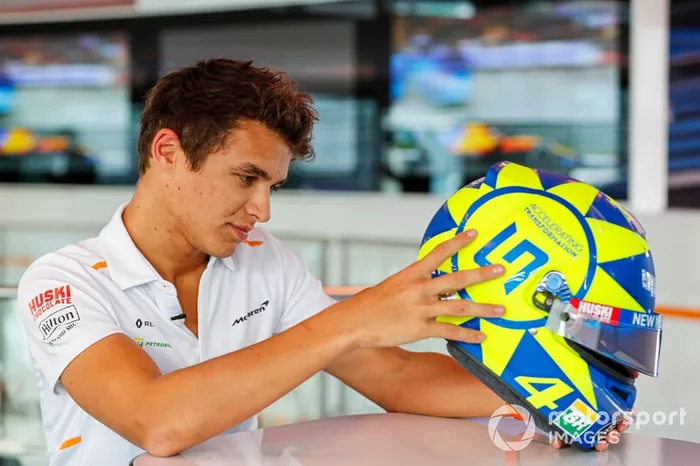 Lando Norris, McLaren con casco especial homenaje a Valentino Rossi