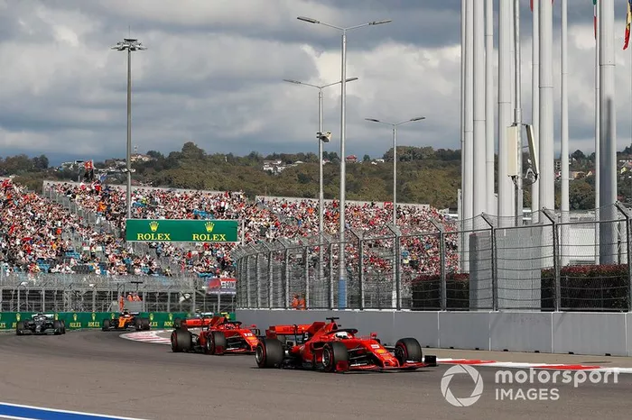 Sebastian Vettel, Ferrari SF90, precede Charles Leclerc, Ferrari SF90 Lewis Hamilton, Mercedes AMG F1 W10, Carlos Sainz Jr., McLaren MCL34 all'inizio della gara