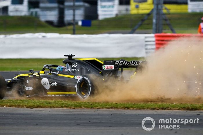 Daniel Ricciardo, Renault F1 Team R.S.19, corre sobre la hierba