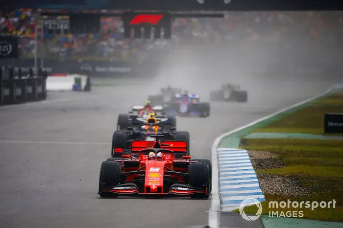 Sebastian Vettel, Ferrari SF90, precede Pierre Gasly, Red Bull Racing RB15
