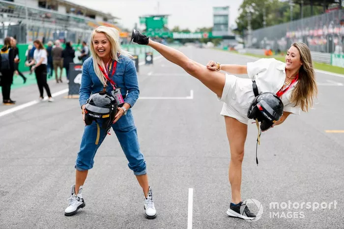 Aimee Fuller, deportista de snowboard y Jade Jones, de Taekwondo posan para la foto
