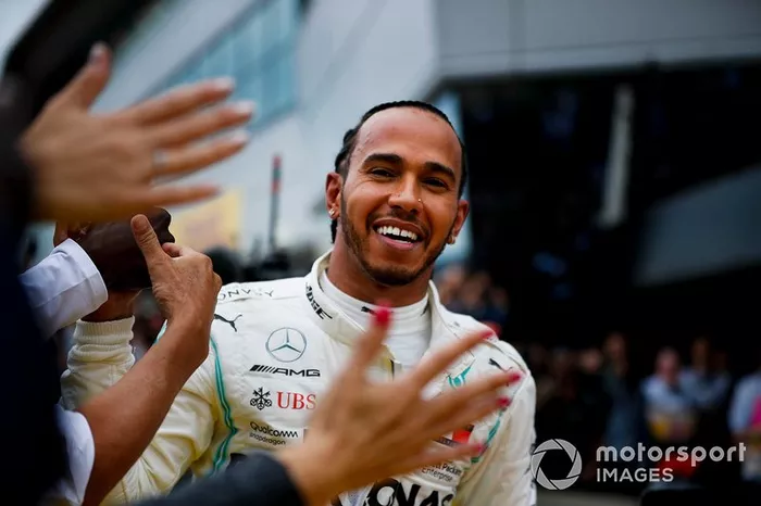 Il vincitore della gara Lewis Hamilton, Mercedes AMG F1, festeggia nel parco chiuso