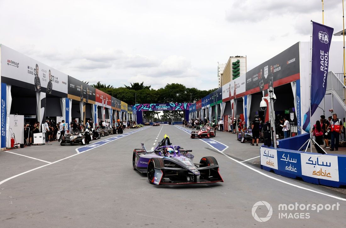 Antonio Felix da Costa TAG Heuer Porsche Formula E Team Porsche 99X Electric Gen3 Oliver Rowland Nissan Formula E Team Nissan e-4ORCE 05 fuera de boxes tras la interrupción por bandera roja