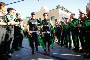Os pilotos Valtteri Bottas, da Stake F1 Team KICK Sauber, e Zhou Guanyu, da Stake F1 Team KICK Sauber, recebem uma ovação dos colegas