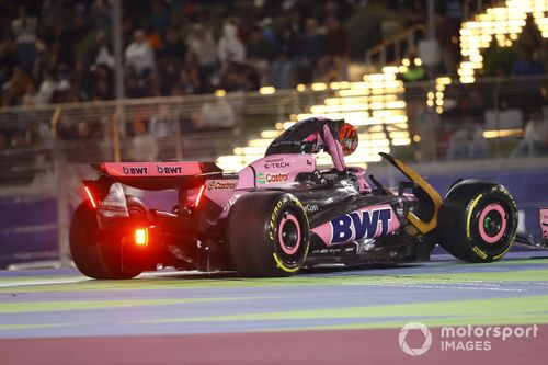 Esteban Ocon, Alpine A524, vuelve a colocar el volante en su coche